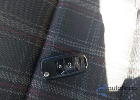 2013 Volkswagen Gti 4-Door/4-Door Autobahn/Drivers Edition/Wolfsburg Edition z USA, uszkodzony, nr VIN WVWHD7AJ5DW140393